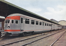 161979 Afbeelding van een diesel-electrisch treinstel DE 3 (serie 11-50) van de N.S. langs het perron van het ...